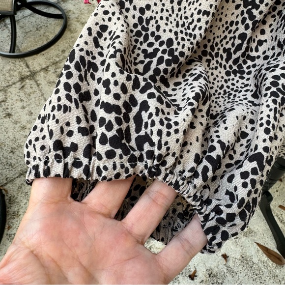 BELONGSCI. V-neckline, long  sleeves, Pullover.Tan/Black Animal Print. S… - Picture 4 of 9